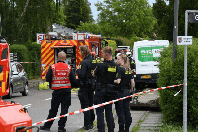 “Større område er afspærret”: Brandvæsen og politi til stede
