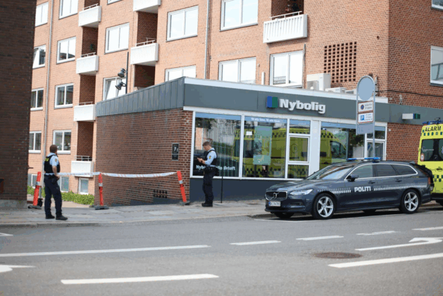 Død person fundet i bolig: Politiet til stede i skudsikre veste