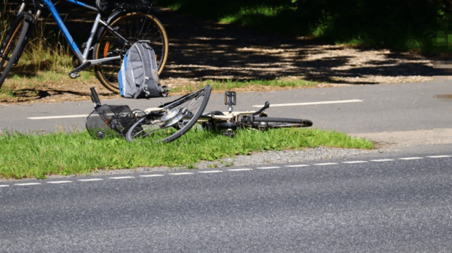 Ambulance afgår med udrykning: Cyklist kørt ned i travlt kryds