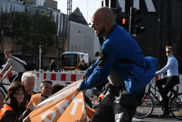 Kaotiske tilstande i København: Slås midt på gaden