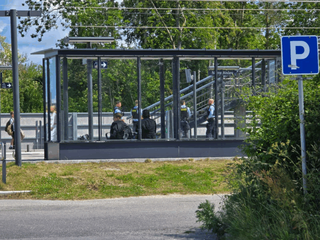 Politiet rykker ud til uro på togstation