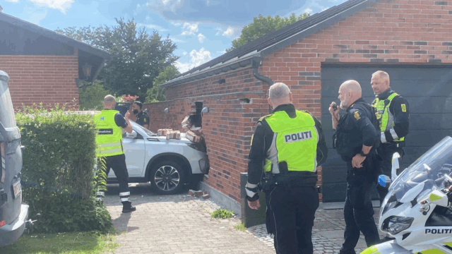 Kaos på villavej: Bil torpederer hus