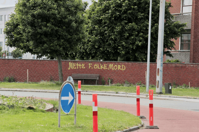 ‘METTE F.OLKEMORD’: Politiet vil se nærmere på graffiti i rundkørsel