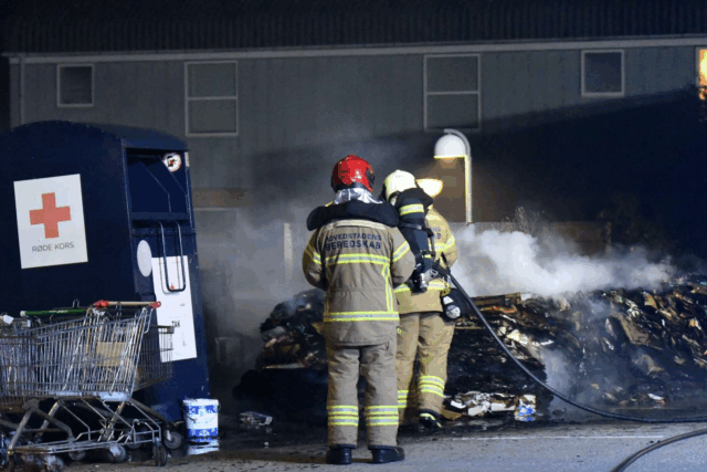 Udrykning på Vestegnen: Kraftig brand i container