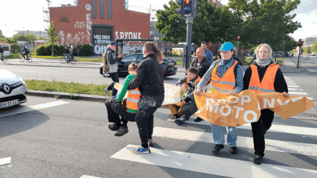 Håndværkere smider demonstranter væk