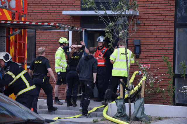Beredskab, politi og ambulancer: Rykker ud til stort lejlighedskompleks