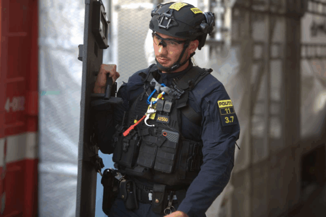Politiet rykkede ud med skjolde