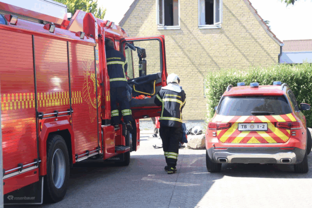 Brandslanger rullet ud ved rækkehuse