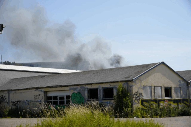 Brand i campingvogn skaber massiv røgudvikling