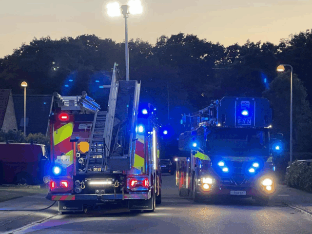 Blå blinker fylder rolig villavej