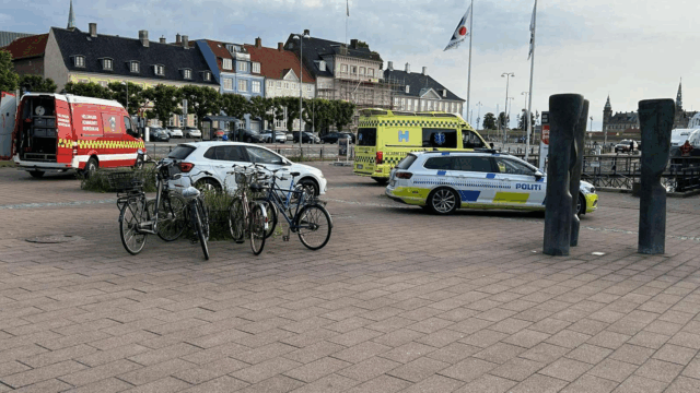 Dykkere i vandet og flere udrykningskøretøjer ankommet til havn