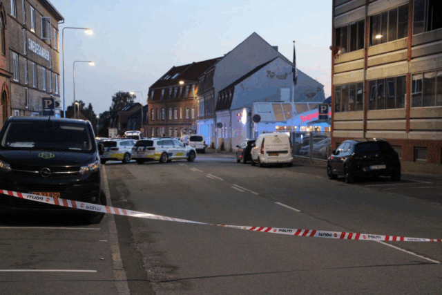 20 personer involveret i blodigt opgør: Person ramt af kniv