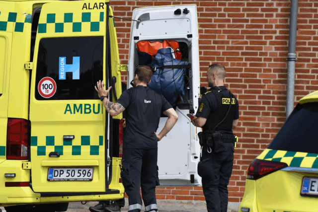Melding om fastklemt person: Ambulance afgår med sirener og blå blink