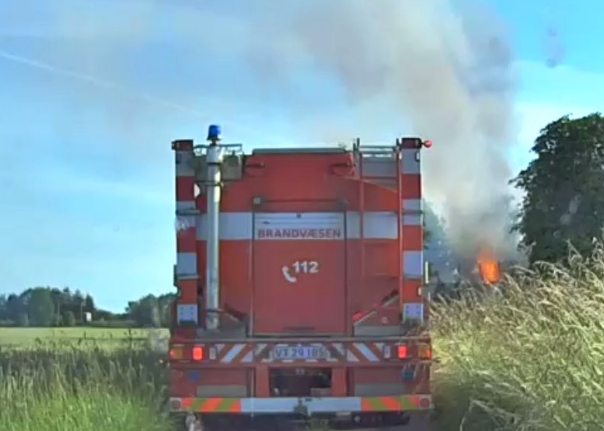 Voldsom gårdbrand vil rasere i flere timer: ‘Der er svin på stedet’