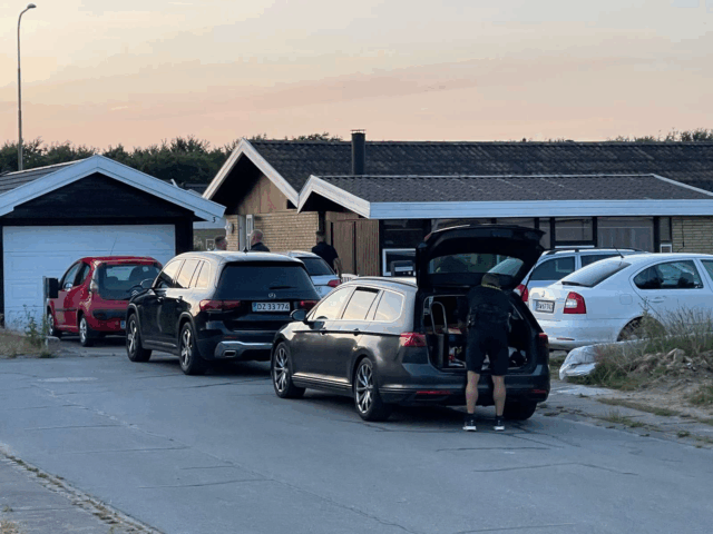 Politiet trækker maskingeværer i villakvarter