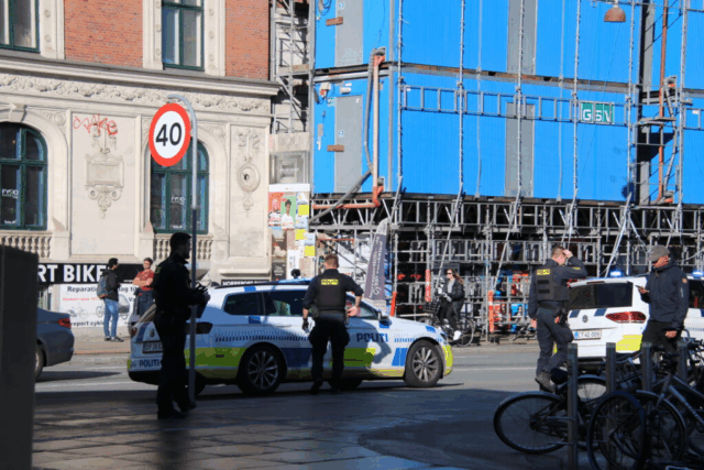 Grufuldt overfald: Teenager sparket ud på togskinnerne