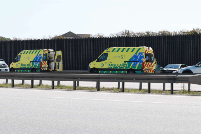 Frakørsel på motorvej helt spærret: Flere ambulancer fremme