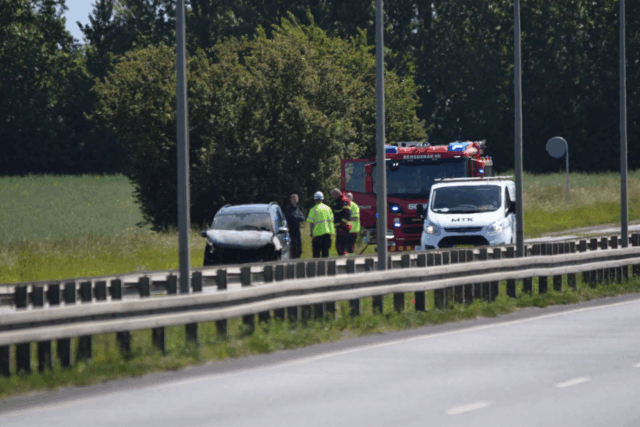 Bil brudt i brand i Ishøj