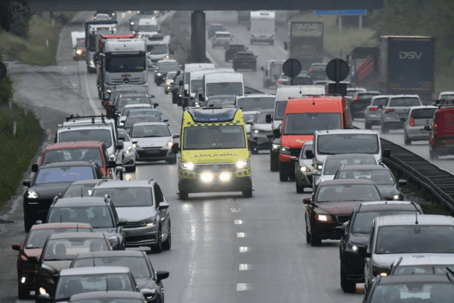 Massiv kø på motorvej efter uheld: Kun 1 spor åbent