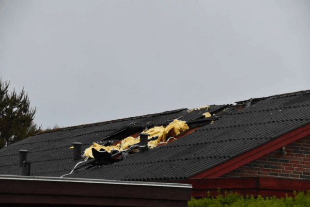 Vildt vejrfænomen raser i Danmark: Flere huse og biler ramt af ødelæggelser
