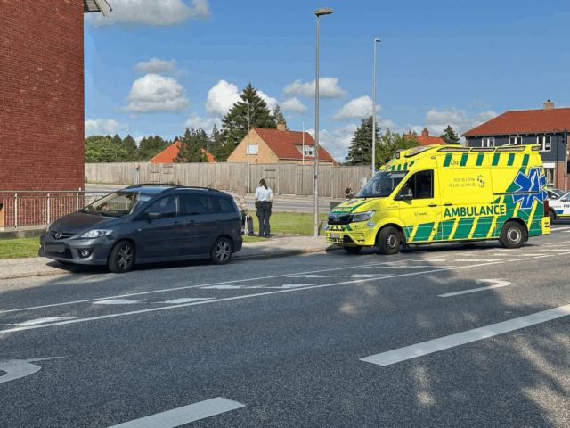 Personbil kolliderer med cyklist