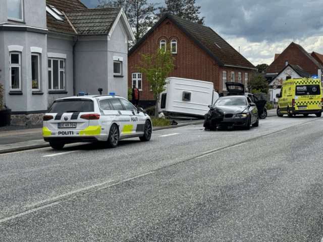 Campingvogn vælter under hårdt sammenstød