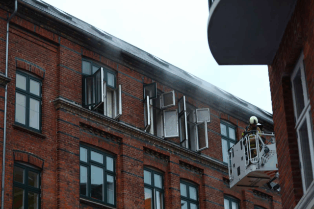Røgdykkere rykker ind i lejlighed