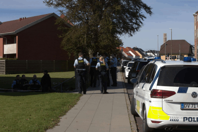 Nøgen mand stopper bilister og slår dem
