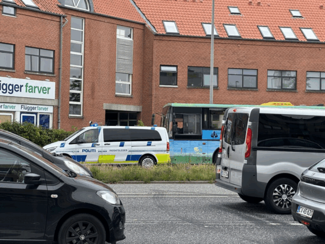 Buschauffør amok: Slår mand ned på åben gade