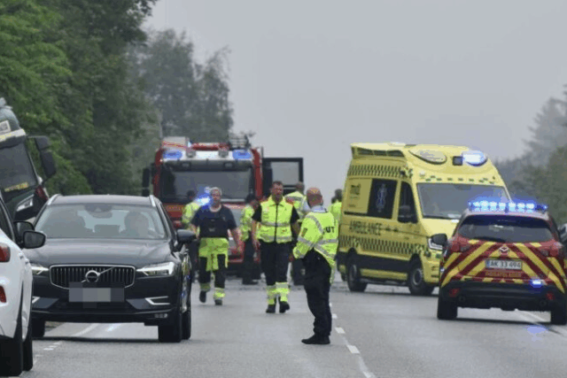 Lastbil hamrer sammen med bil: Ambulancer fremme