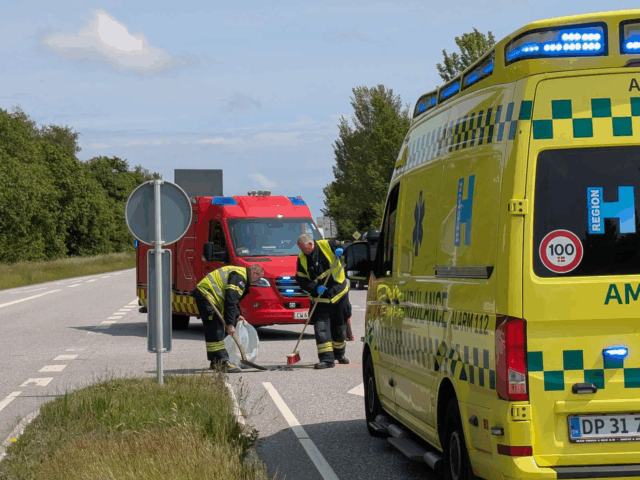 To biler kørt sammen på landevej