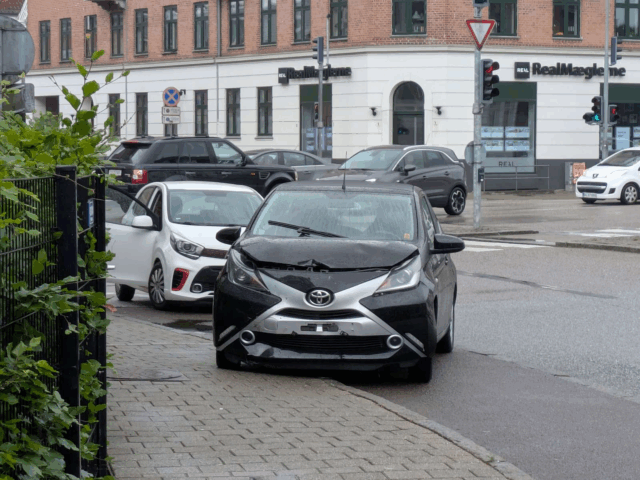 To biler involveret i sammenstød