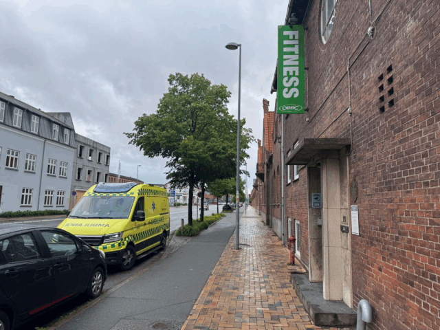 Ambulance rykker ud til fitnesscenter