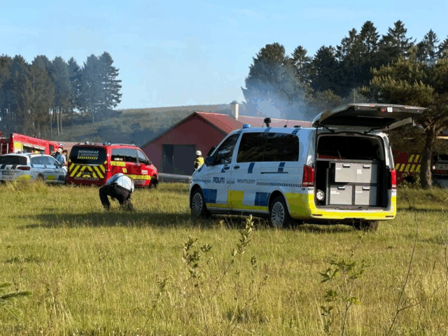 ‘Fire meter høje flammer’: Massiv udrykning til brand
