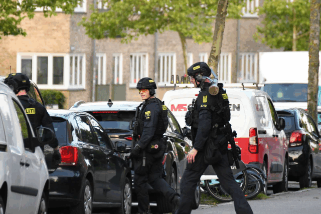 Kampklædt politi i stor aktion i København