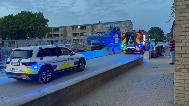Brand flere steder i område: 5-6 unge set