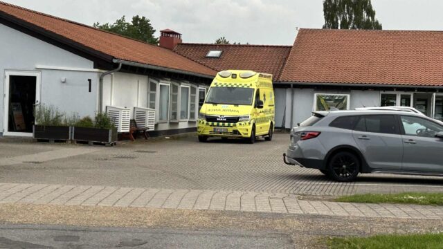 Ambulance og patruljer haster til bosted