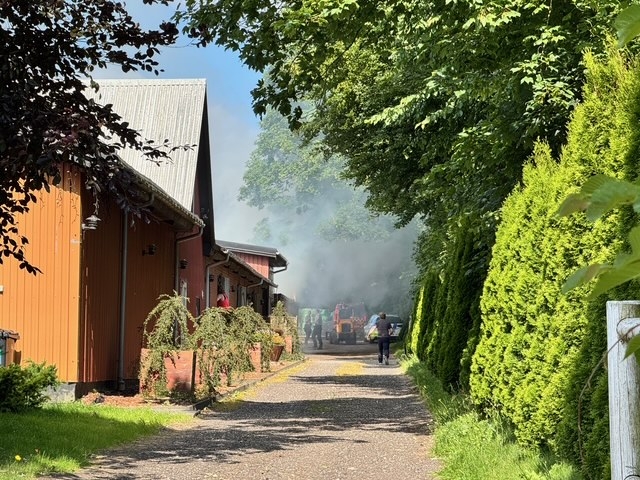 Massiv udrykning til gårdbrand med fare for dyr