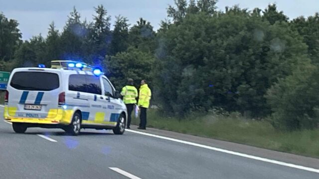 Motorcyklist i uheld på motorvejen: Indsatsleder og ambulance haster ud