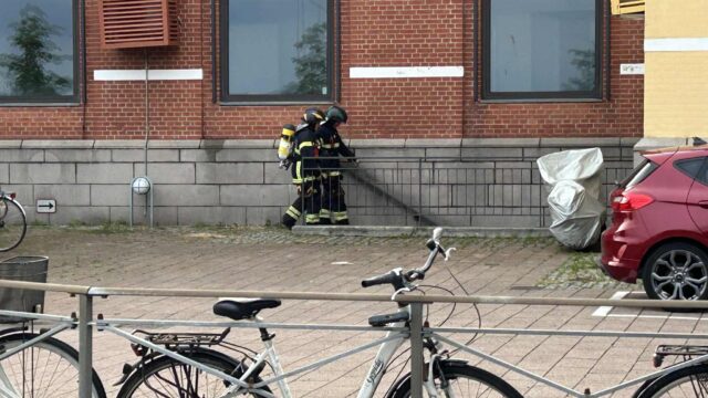 Brandvæsenet går ind på station
