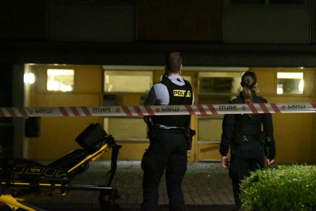 Voldsom eksplosion i opgang: Politi med automatvåben rykker ud
