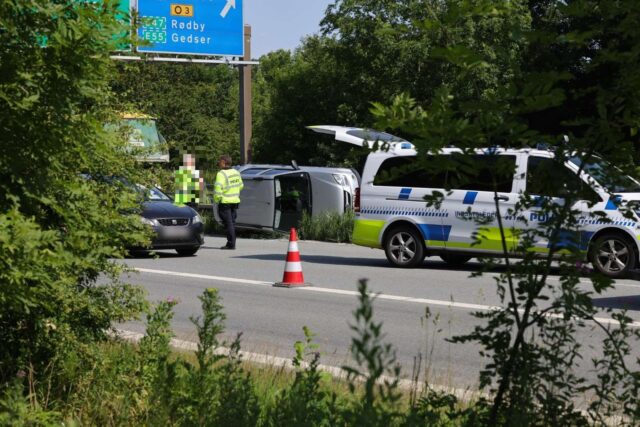 Bil lander på siden i uheld på motorvej