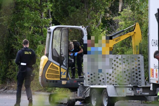 Iført handsker og mundbind: Politiet indsamler spor på gravemaskine