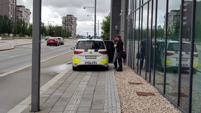 Mand tilbageholdt i stor politiaktion ved Skattestyrelsen