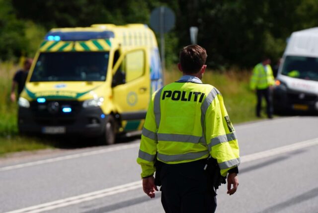 Flere ambulancer fremme: Varevogne hamrer sammen