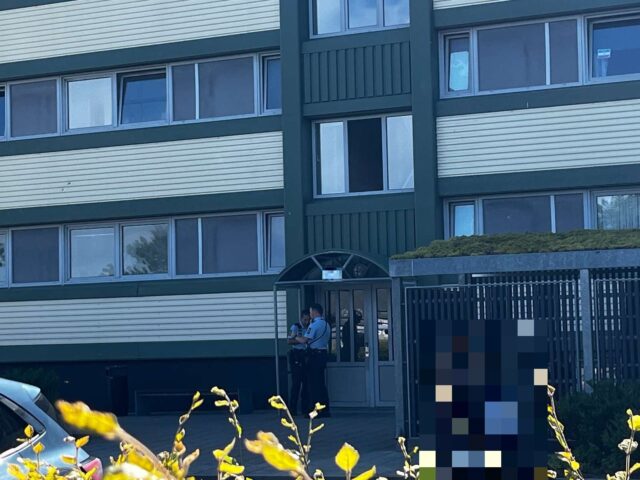 Politiet rykker ud til boligkompleks: ‘Børn er blevet truet med kniv’