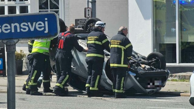 ‘Politi, ambulance og beredskab på vej’: Bil ligger på taget