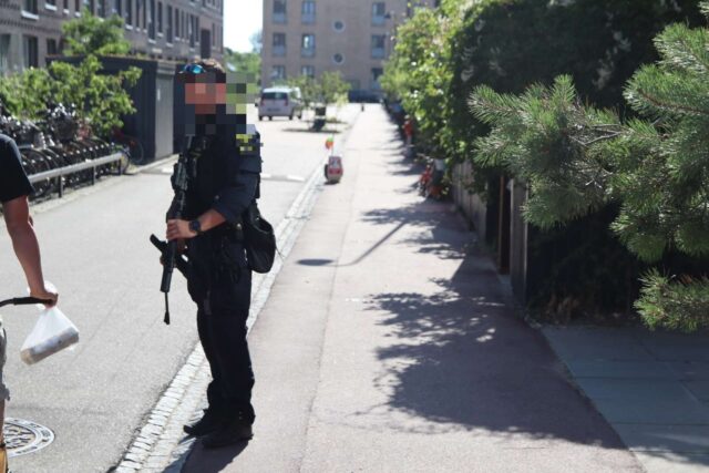 Politiet stærkt bevæbnede i boligområde