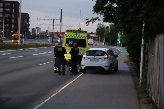 Politi og ambulance til stede ved køretøj