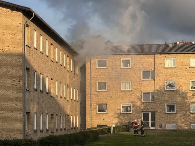 Røg vælter ud fra lejlighedsbrand: Massiv udrykning